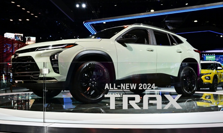 GM reports quarterly loss but boosts shareholder returns