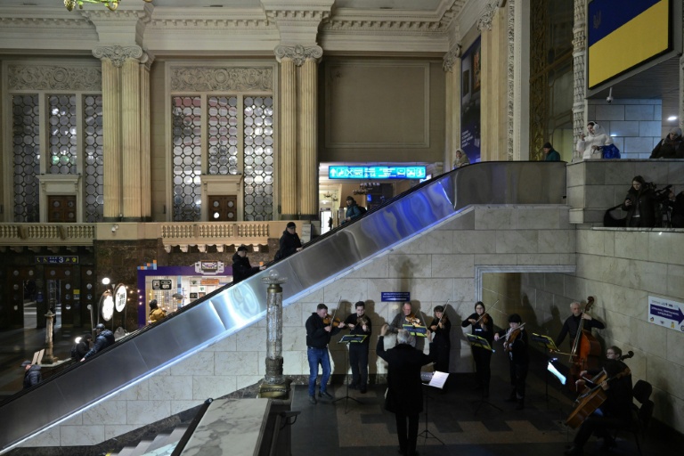 A Friday night concert in Kyiv to ‘warm souls’